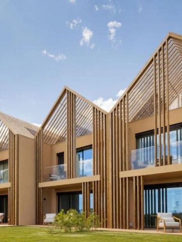 Moderne Architektur des Resorts mit markanten Holzelementen