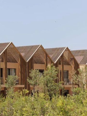 Gebäude des Resorts umgeben von üppiger Vegetation