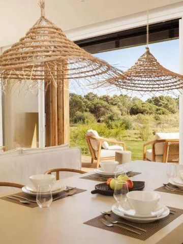 Essbereich mit Blick auf grüne Landschaft und stilvollen Dekorationen