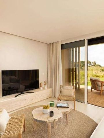 Einladender Wohnbereich mit Panoramablick ins Grüne