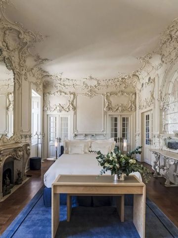 Luxuriöses Zimmer mit barocken Verzierungen und Kamin