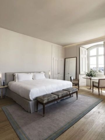 Modernes Schlafzimmer mit großem Bett und Fenstern mit Ausblick