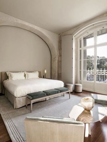 Stilvolles Zimmer mit gewölbtem Fenster und hellem Interieur