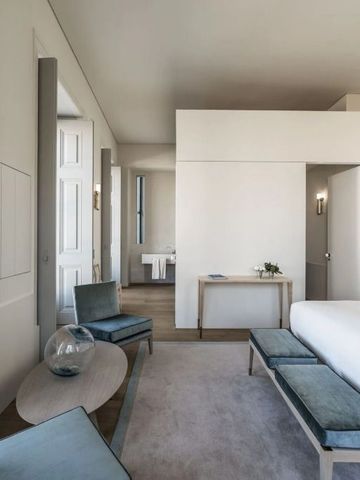 Geräumiges Zimmer mit minimalistischer Einrichtung und moderner Eleganz