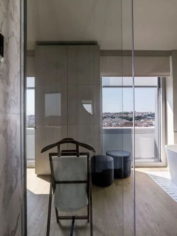 Luxuriöses Bad mit Marmorwänden und Stadtblick