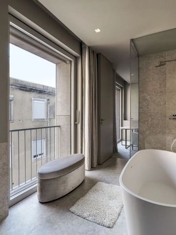 Modernes Badezimmer mit freistehender Badewanne und Balkon