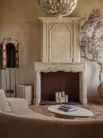Eleganter Salon mit edlem Kamin und geschmackvoller Dekoration