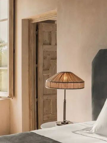 Lichtdurchflutetes Schlafzimmer mit luxuriösen Details und Blick nach draußen