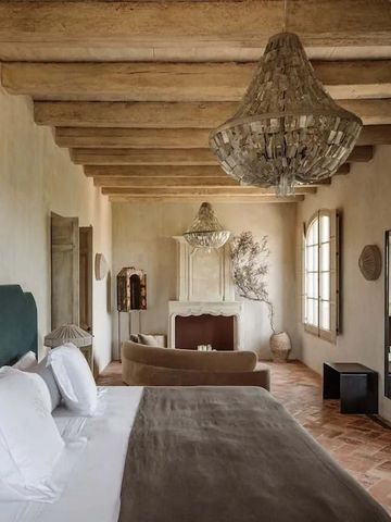 Großzügiges Schlafzimmer mit edler Einrichtung und rustikalen Balken