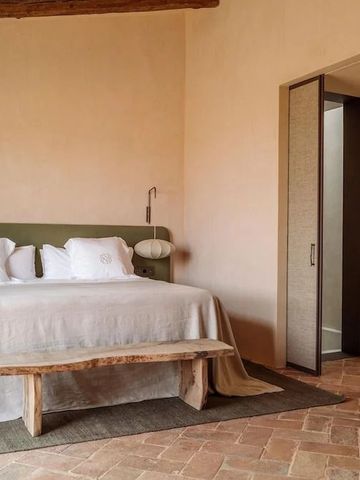 Komfortables Schlafzimmer mit natürlicher Einrichtung und schlichter Eleganz