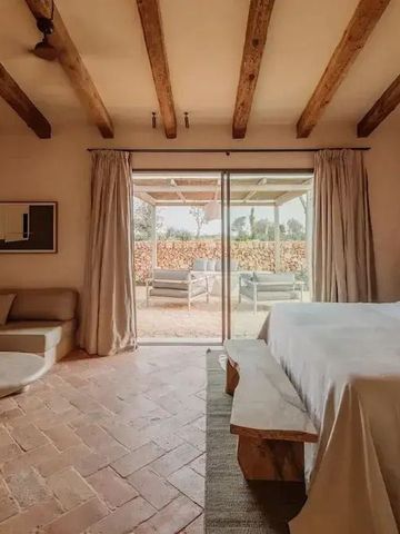 Elegantes Zimmer mit großer Glastür zur Terrasse und gemütlicher Sitzecke