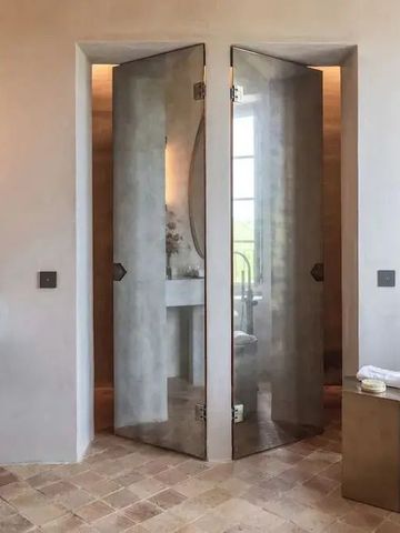 Modern gestaltetes Badezimmer mit großen Glastüren und natürlichen Materialien