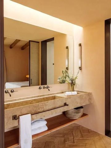 Luxuriöses Badezimmer mit Doppelwaschtisch und großer Spiegelwand