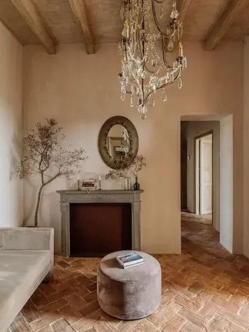 Eleganter Eingangsbereich mit Sofa und Kronleuchter im Hotel Vestige Son Vell