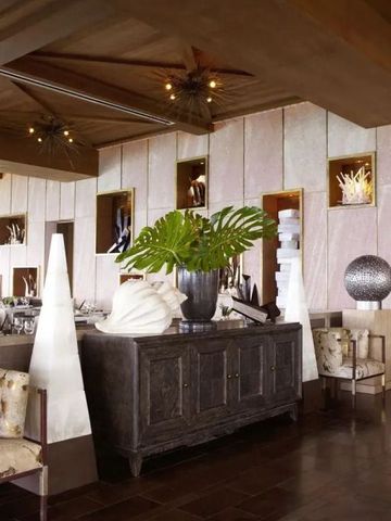 Luxuriöser Eingangsbereich im Four Seasons mit edler Dekoration