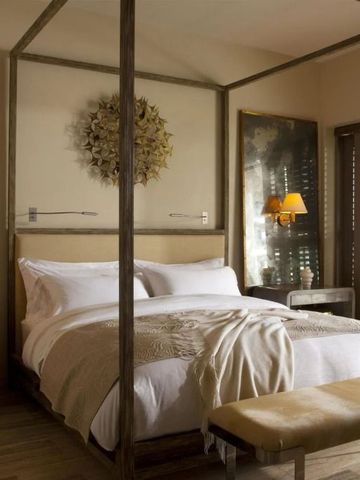 Luxuriöse Suite mit Himmelbett und dezenter Beleuchtung