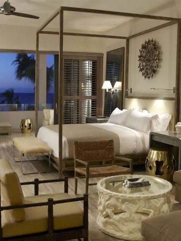 Elegantes Schlafzimmer mit Himmelbett und Meerblick im Four Seasons Anguilla.