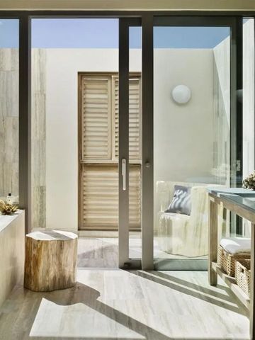 Helles Badezimmer mit Glaswand und natürlichem Lichteinfall im Four Seasons Anguilla.