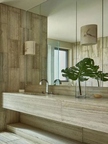 Edles Badezimmerdesign mit großer Spiegelfront im Four Seasons Anguilla.