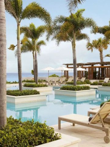 Exotische Poollandschaft mit Palmen und Liegestühlen im Four Seasons Anguilla.