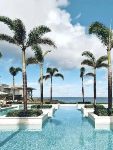 Infinity-Pool mit Palmen und Aussicht aufs Meer im Four Seasons Resort Anguilla