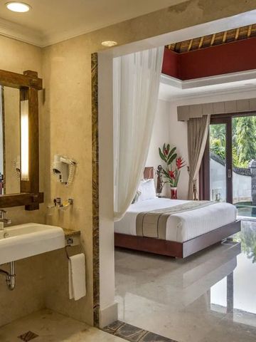 Luxuriöses Schlafzimmer mit einem offenen Bad und Blick auf den Garten