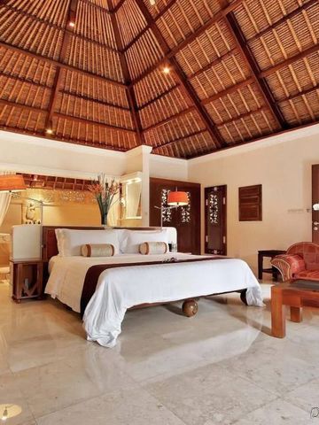Großzügiges Schlafzimmer im Viceroy Bali mit hohen Decken und natürlichem Licht