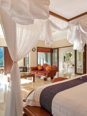 Luxuriöse Villa mit Baldachinbett und weitläufigem Blick auf die Natur