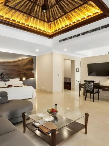 Luxuriöses Schlafzimmer einer Suite mit Holzdach und modernem Interieur