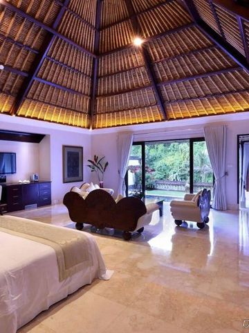 Großzügiges Schlafzimmer mit Blick auf den Garten und Holzdach