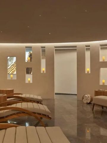 Eleganter Spa-Raum mit gemütlichen Liegestühlen und Kerzenlicht
