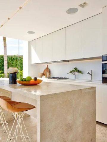 Moderne Küche mit eleganter Insel und klaren Linien in heller Umgebung