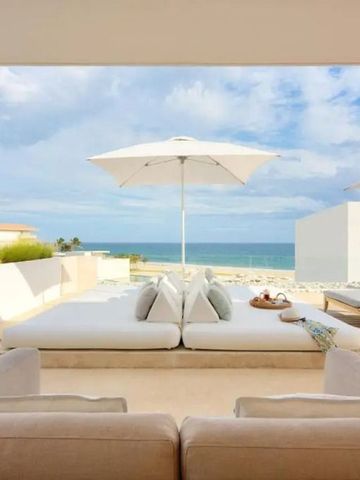 Terrasse mit bequemen Liegen und Meerblick bei Sonnenschein