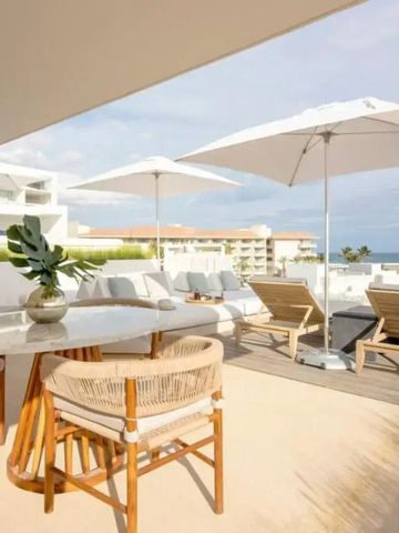 Sonnenterrasse mit Meerblick und stilvollen Outdoor-Möbeln