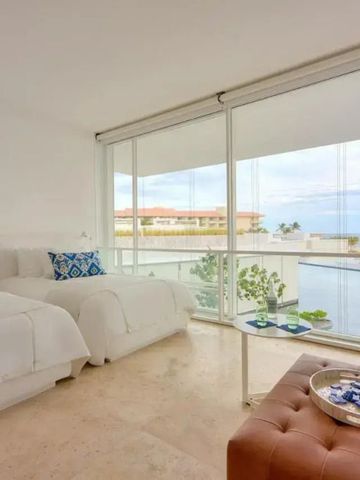 Geräumiges Zimmer mit Glasfront und Aussicht auf Pool und Meer