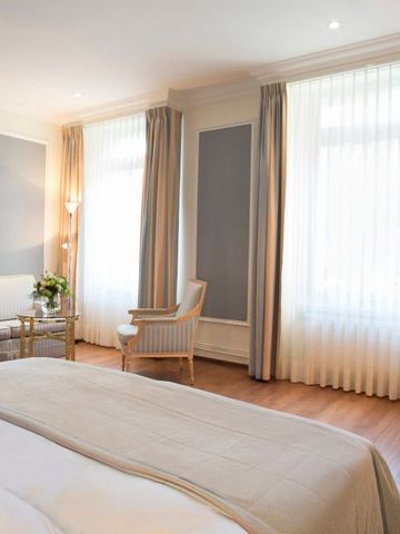 Helles und geschmackvoll eingerichtetes Hotelzimmer mit bequemen Sitzgelegenheiten