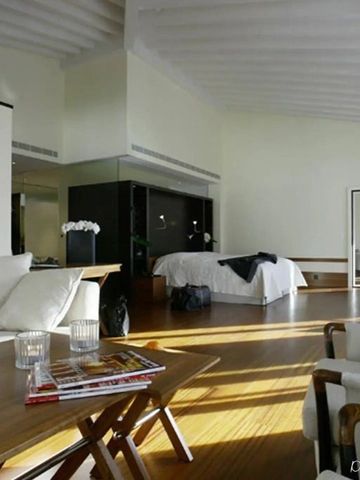 Großzügige und elegante Suite mit stilvoller Möblierung und natürlichem Licht