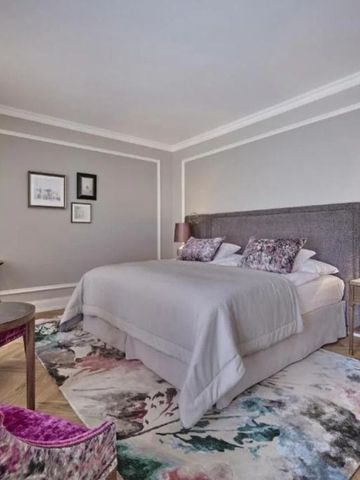 Modern gestaltetes Schlafzimmer in hellen Tönen mit stilvollen Dekorationen