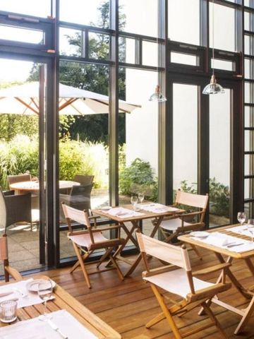 Lichtdurchfluteter Essbereich mit Außenbereich und eleganten Holzmöbeln