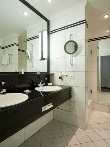 Modernes Badezimmer mit Doppelwaschbecken und großen Spiegeln