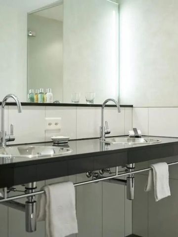 Modernes Badezimmer mit Doppelwaschbecken und eleganter Beleuchtung