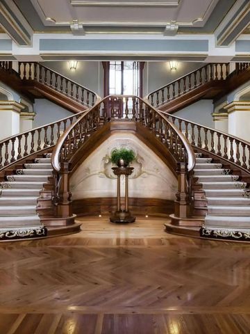 Große geschwungene Holztreppe in luxuriösem Hotelfoyer des Vidago Palace