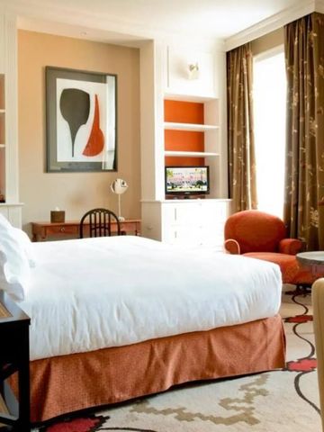 Gemütliches Hotelzimmer mit Doppelbett und stilvollen Dekorelementen