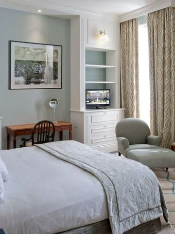 Helles und elegantes Hotelzimmer mit modernen Möbeln und dekorativen Akzenten