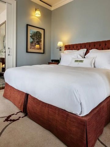 Komfortables Hotelzimmer mit großem Bett und eleganter Bettwäsche