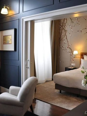 Elegantes Hotelzimmer mit stilvoller Wanddekoration und komfortablem Bett