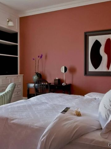 Gemütliches Schlafzimmer mit stilvoller Kunst und warmen Farbtönen