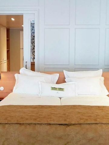 Geräumiges Hotelzimmer mit elegantem Doppelbett und Einbauschränken