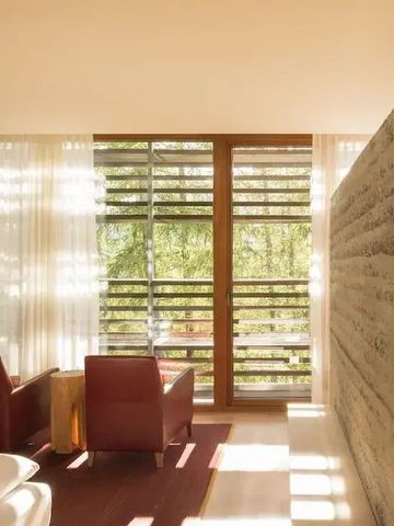 Helles Hotelzimmer mit großen Fenstern und stilvollem Interieur