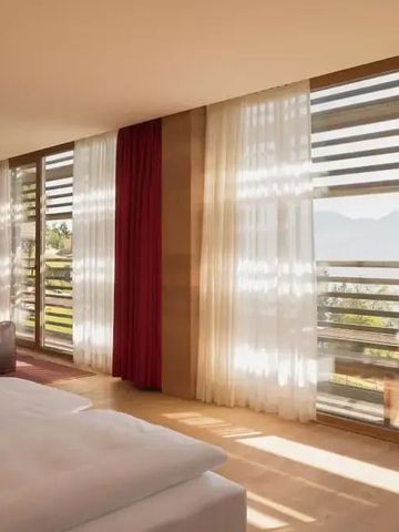 Modernes Hotelzimmer mit großen Fenstern und herrlichem Bergblick